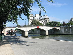 250px-Pont_de_l'archevêché_vu_du_quai_de_la_tournelle-20050628